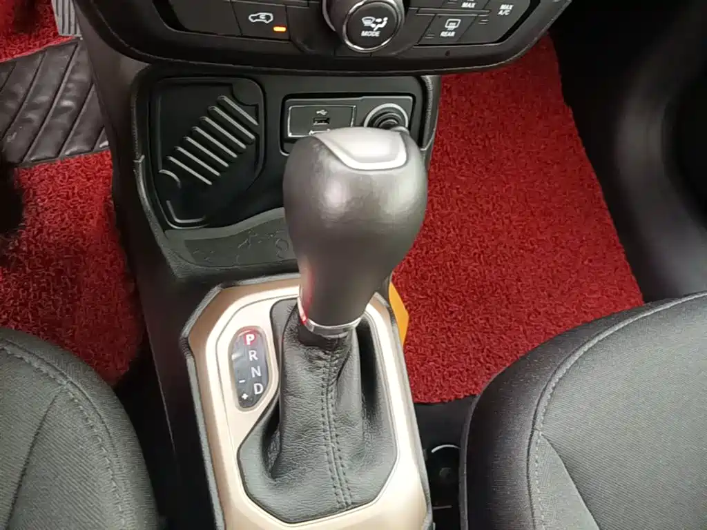 Jeep Renegade 2018 — фото 14