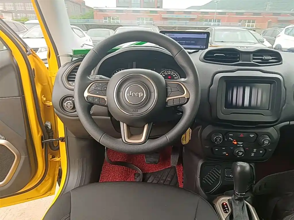 Jeep Renegade 2018 — фото 11