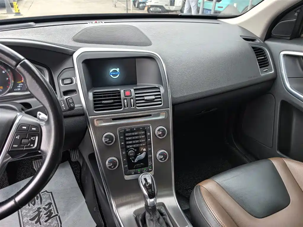 Volvo XC60 2015 — фото 16