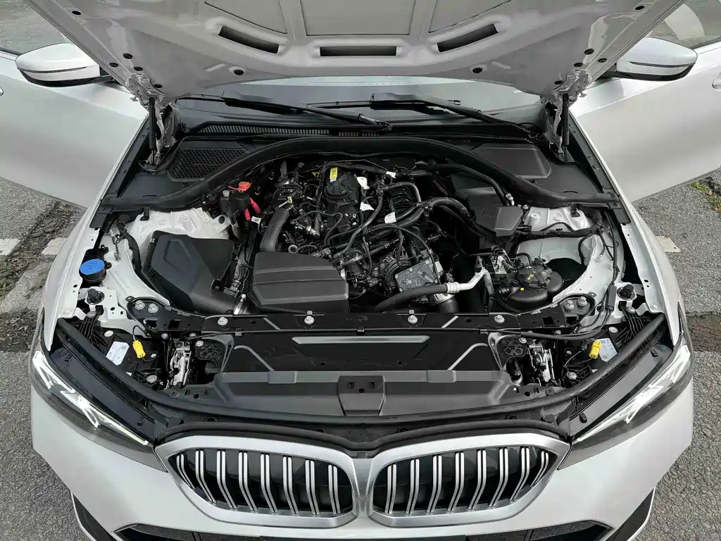 BMW 3 Series 2024 — фото 19