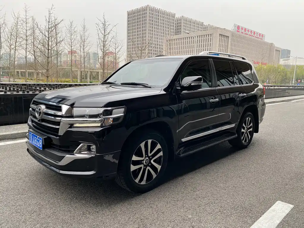 Toyota Land Cruiser 2019 — фото 1