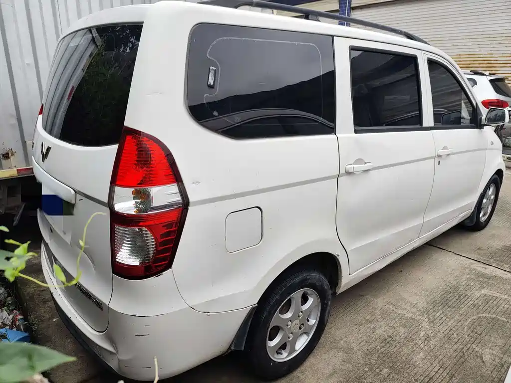 Wuling Hongguang 2015