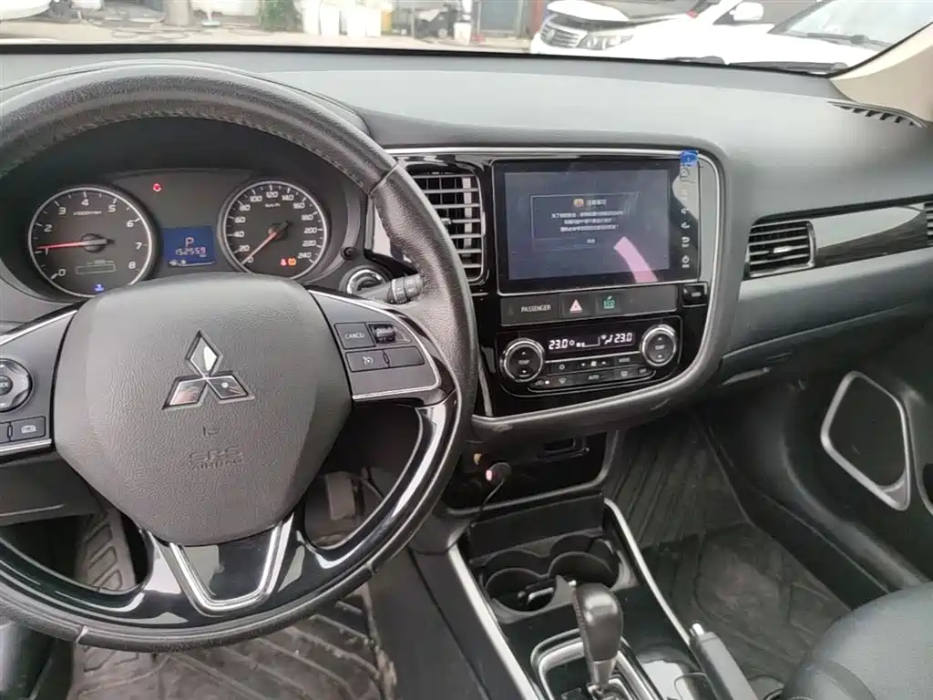 Mitsubishi Outlander 2018 — фото 10