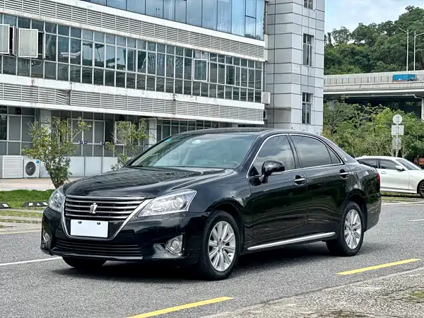 Toyota Crown 2015