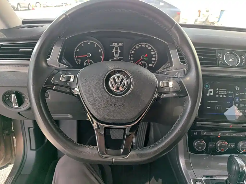 Volkswagen Passat 2017 — фото 11