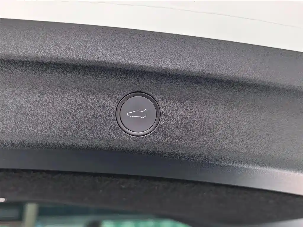 Tesla Model Y 2025 — фото 17