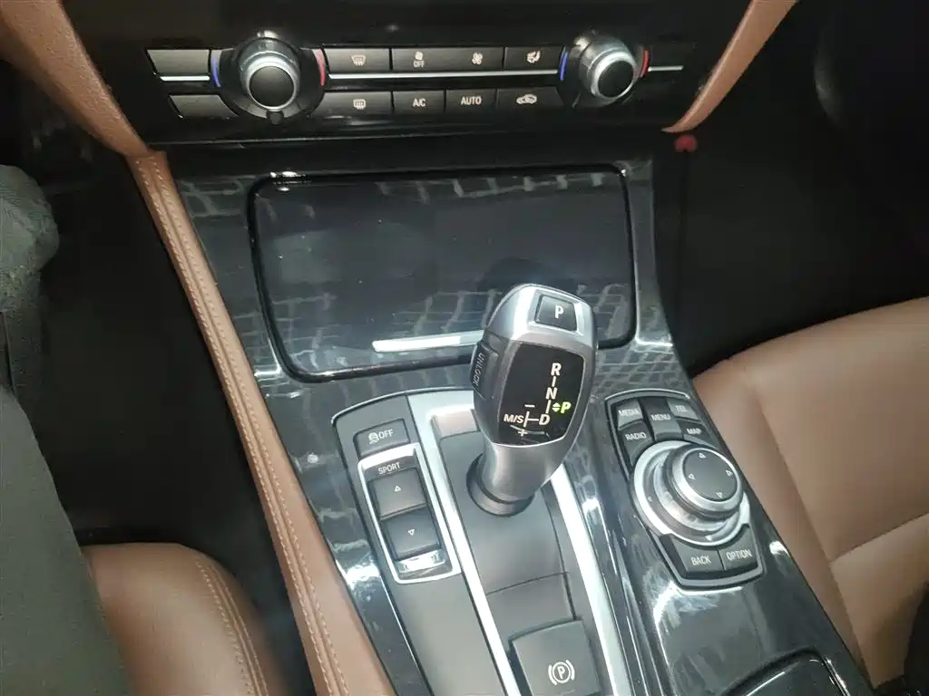 BMW 5 Series 2015 — фото 14