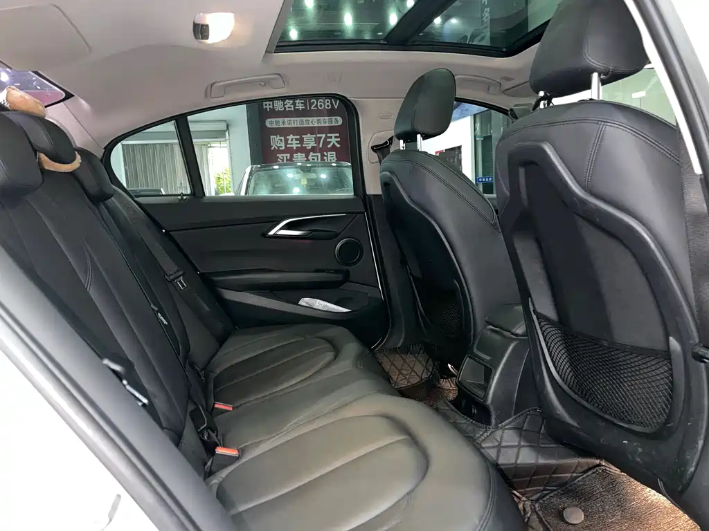 BMW 1 Series 2018 — фото 12