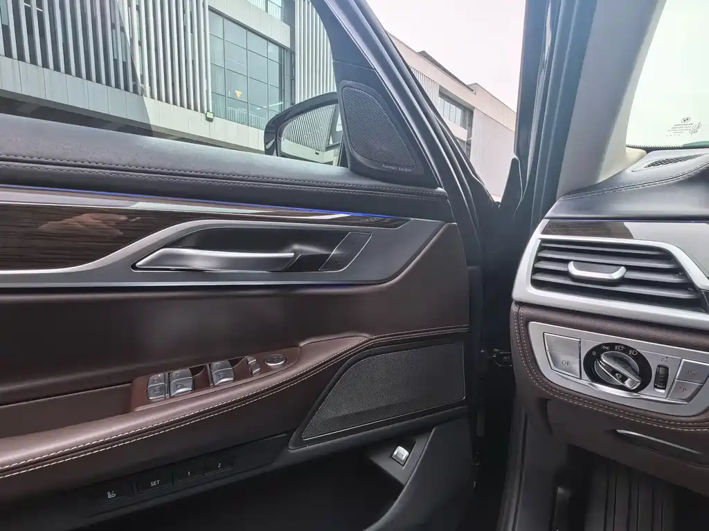 BMW 7 Series 2020 — фото 11