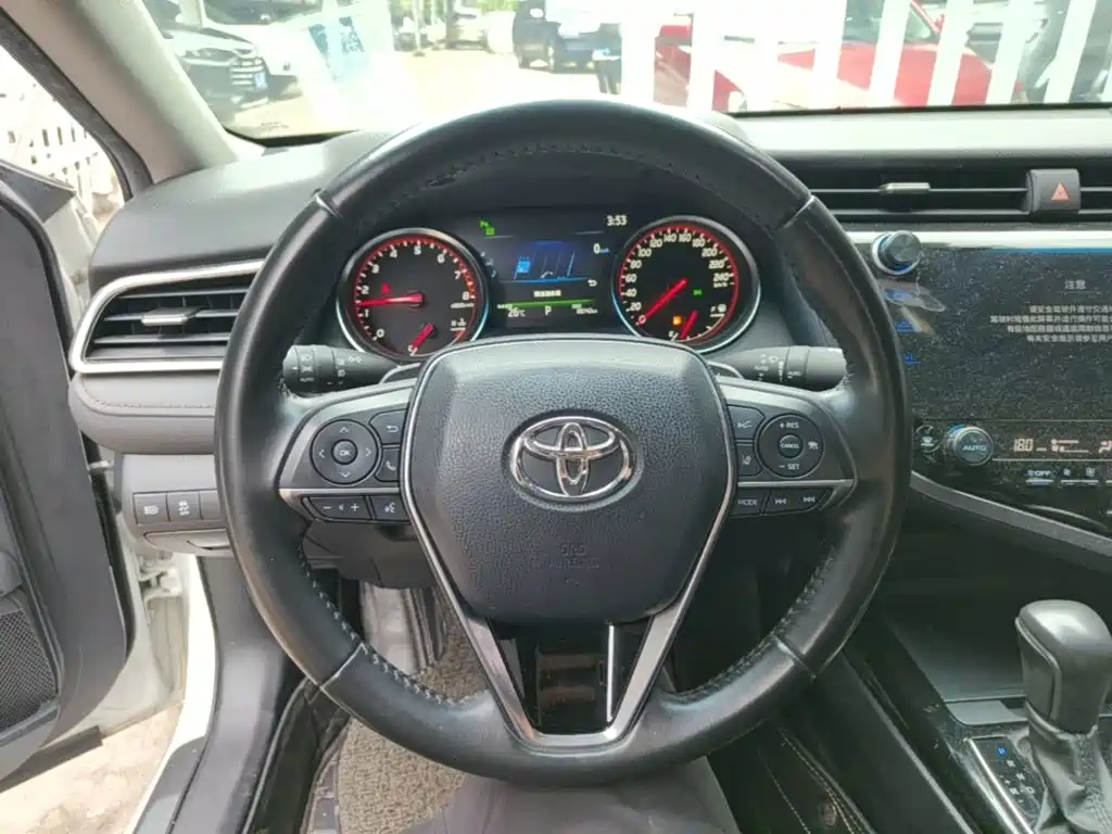 Toyota Camry 2019 — фото 11
