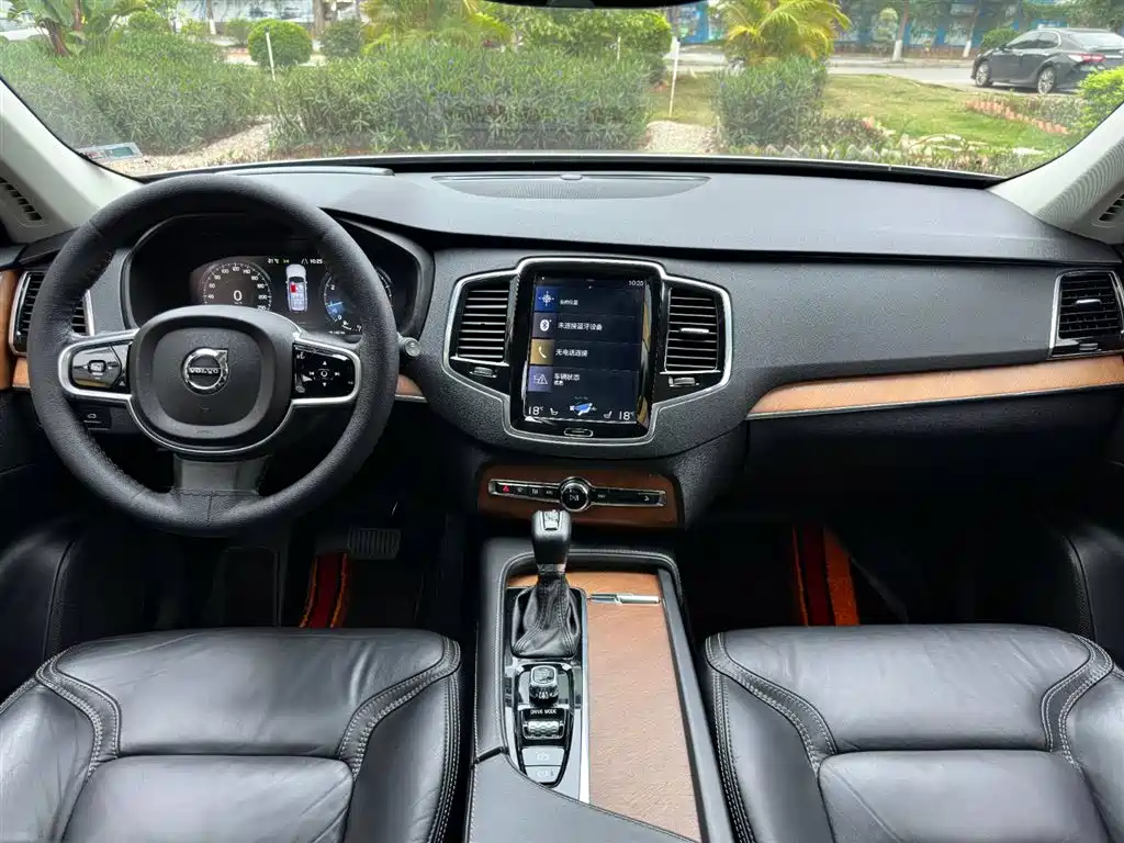 Volvo XC90 2018 — фото 11