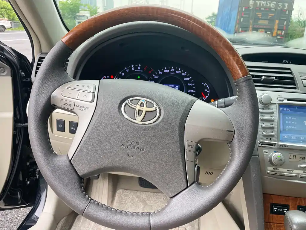 Toyota Camry 2010 — фото 19
