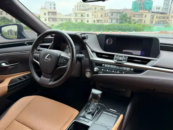 Lexus ES 2020