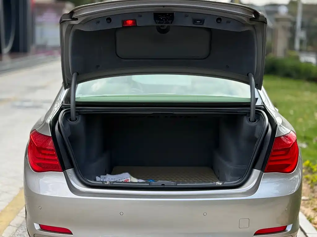 BMW 7 Series 2011 — фото 14
