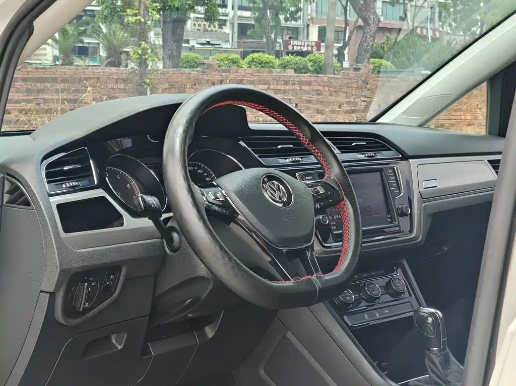 Volkswagen Touran 2018 — фото 10