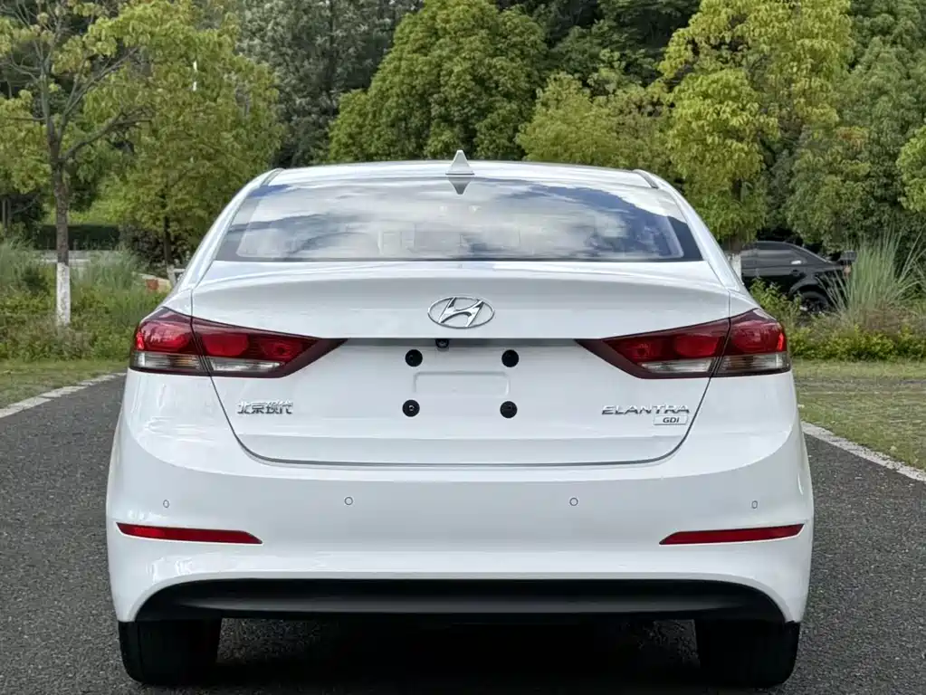 Hyundai Elantra 2017 — фото 8
