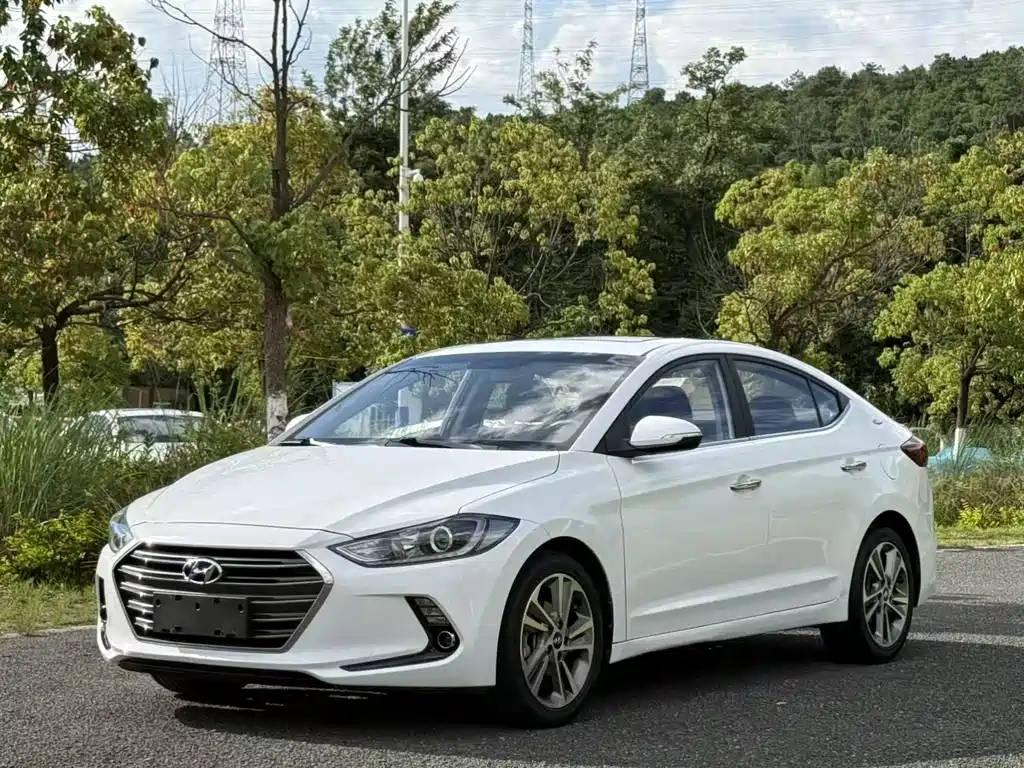 Hyundai Elantra 2017 — фото 1