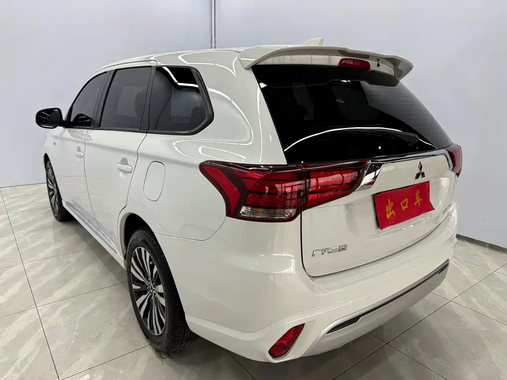 Mitsubishi Outlander 2022 — фото 6