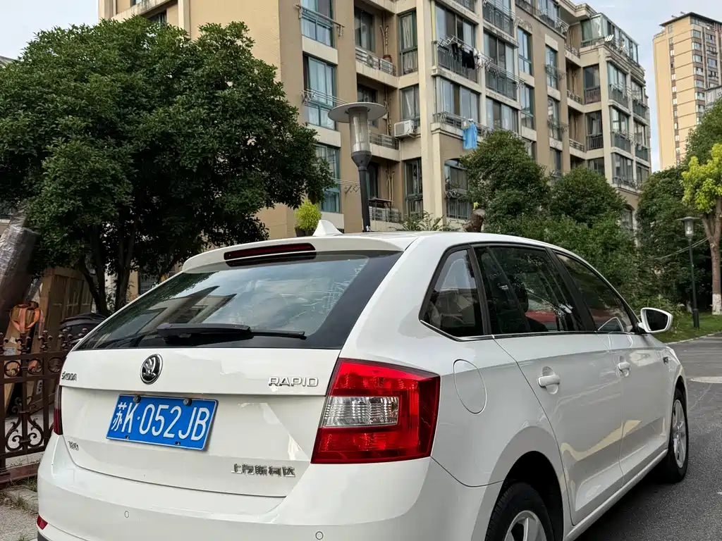 Skoda Rapid Spaceback 2017 — фото 11