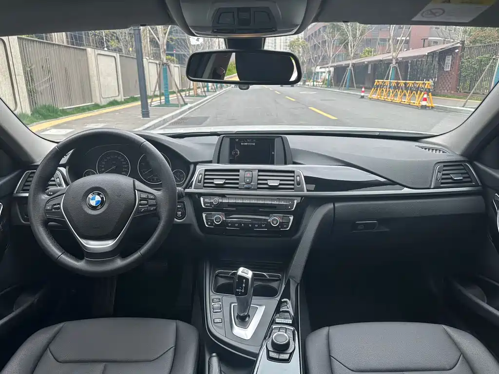 BMW 3 Series 2017 — фото 11