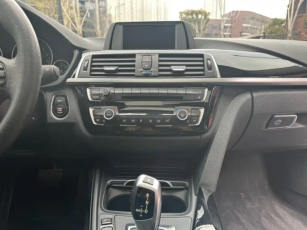 BMW 3 Series 2017 — фото 16