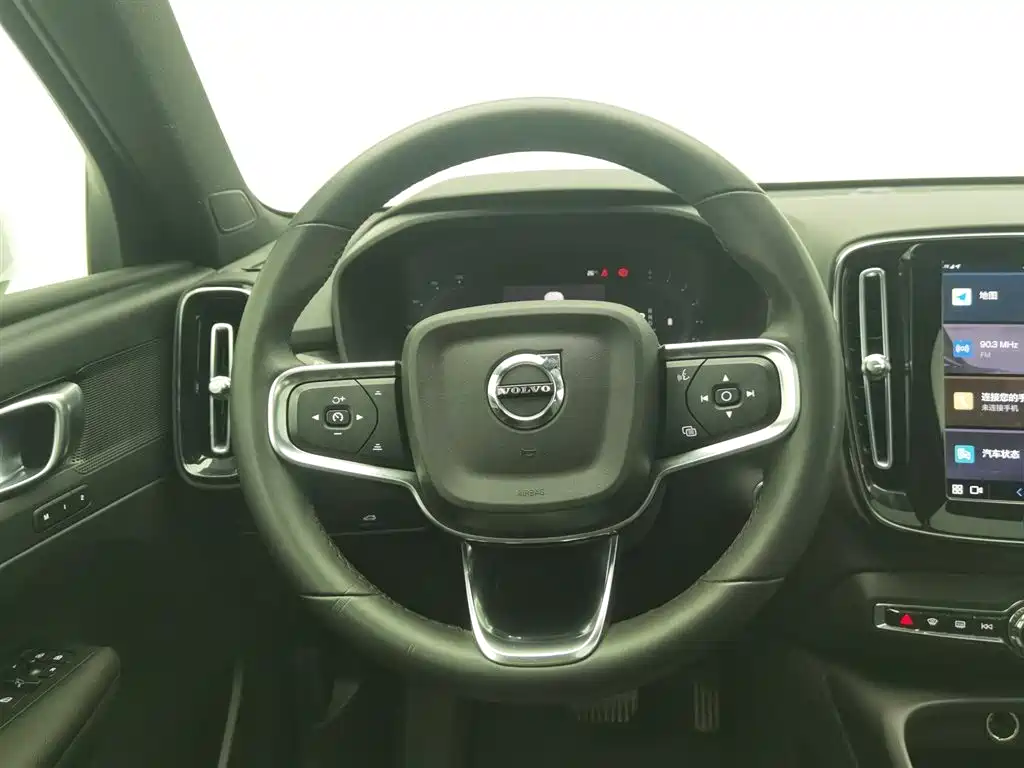 Volvo XC40 2023 — фото 11