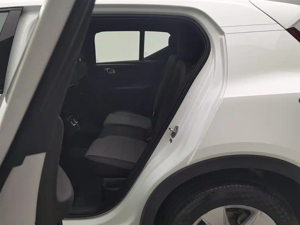 Volvo XC40 2023 — фото 15