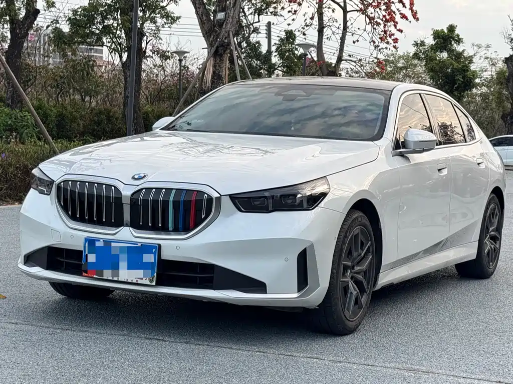 BMW 5 Series 2024 — фото 1