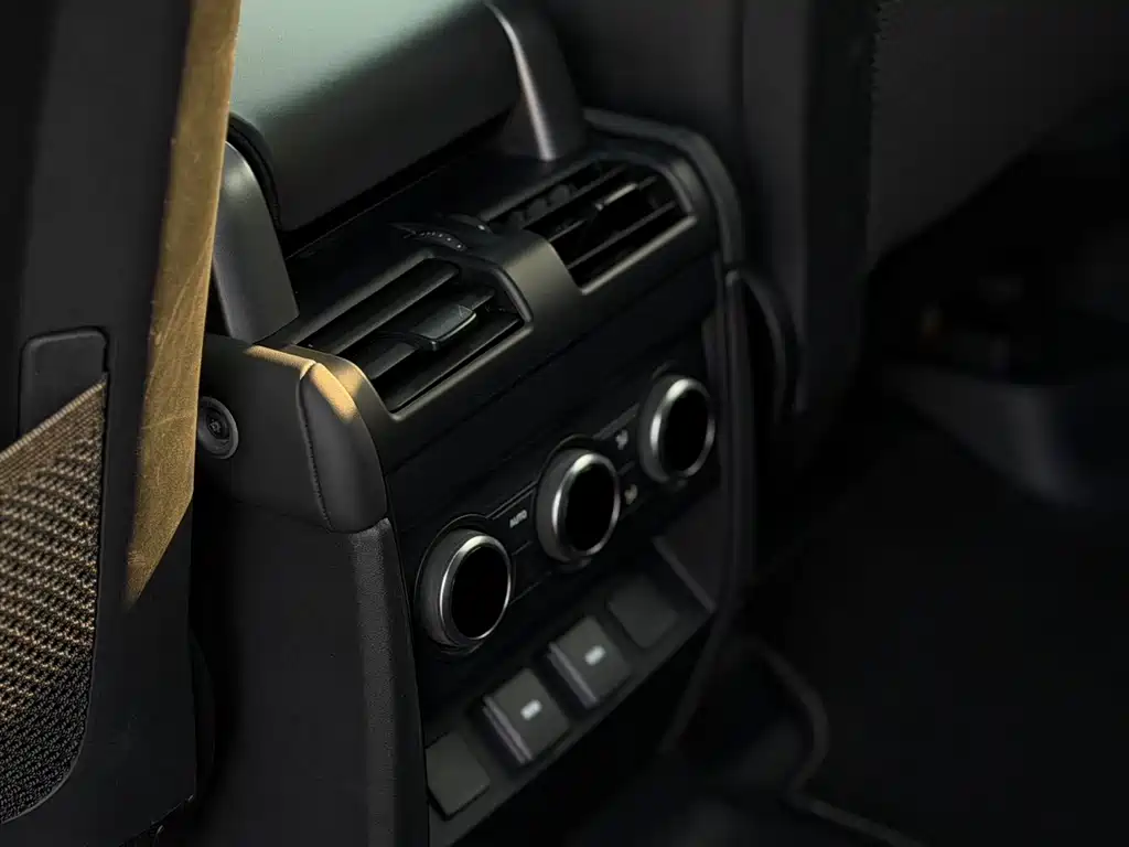 Land Rover Defender 2023 — фото 8