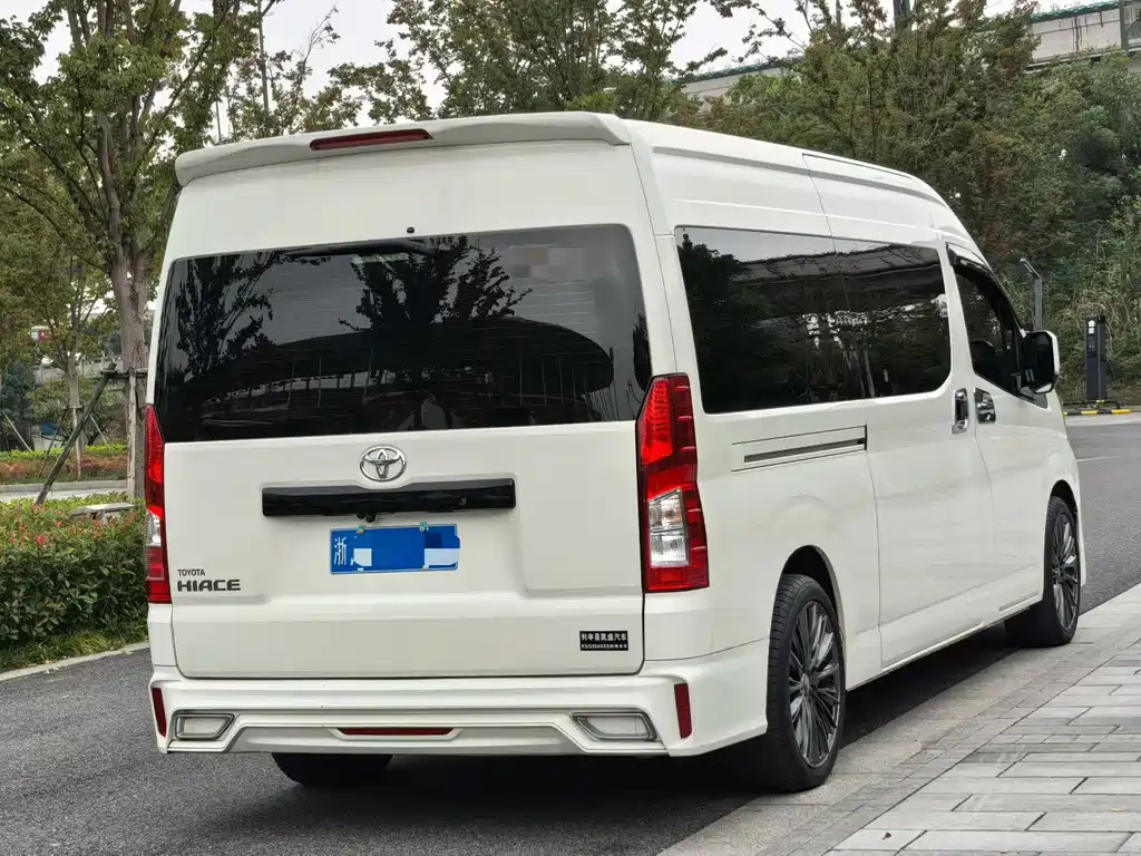 Toyota Hiace 2023 — фото 4