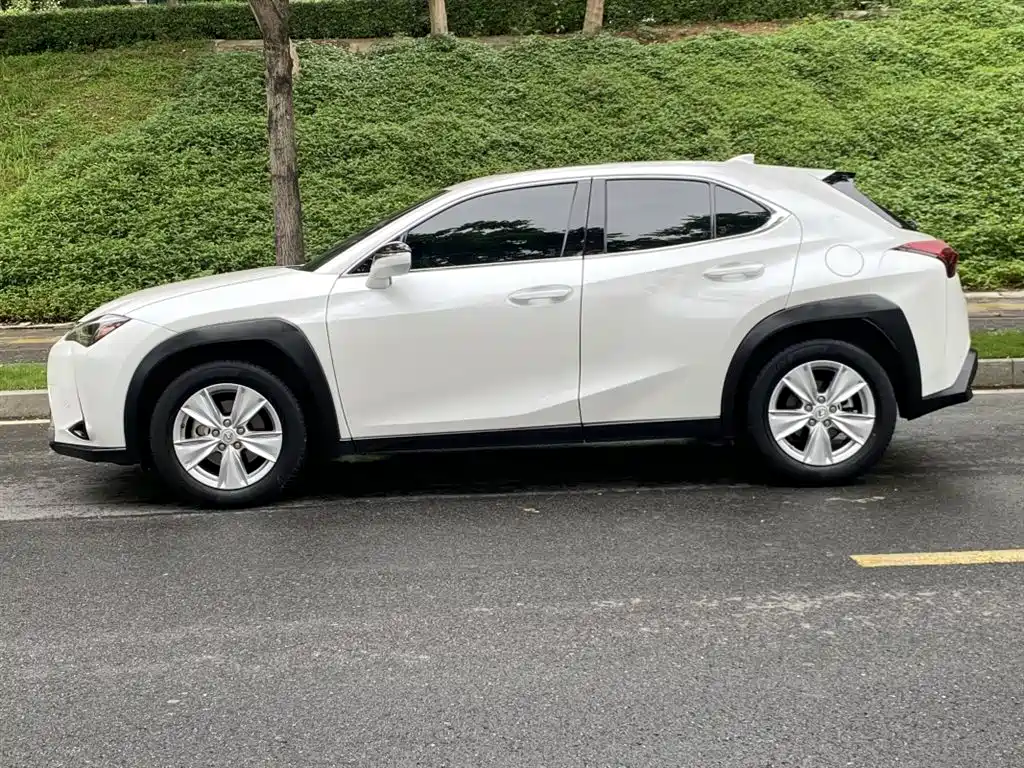 Lexus UX 2024 — фото 18