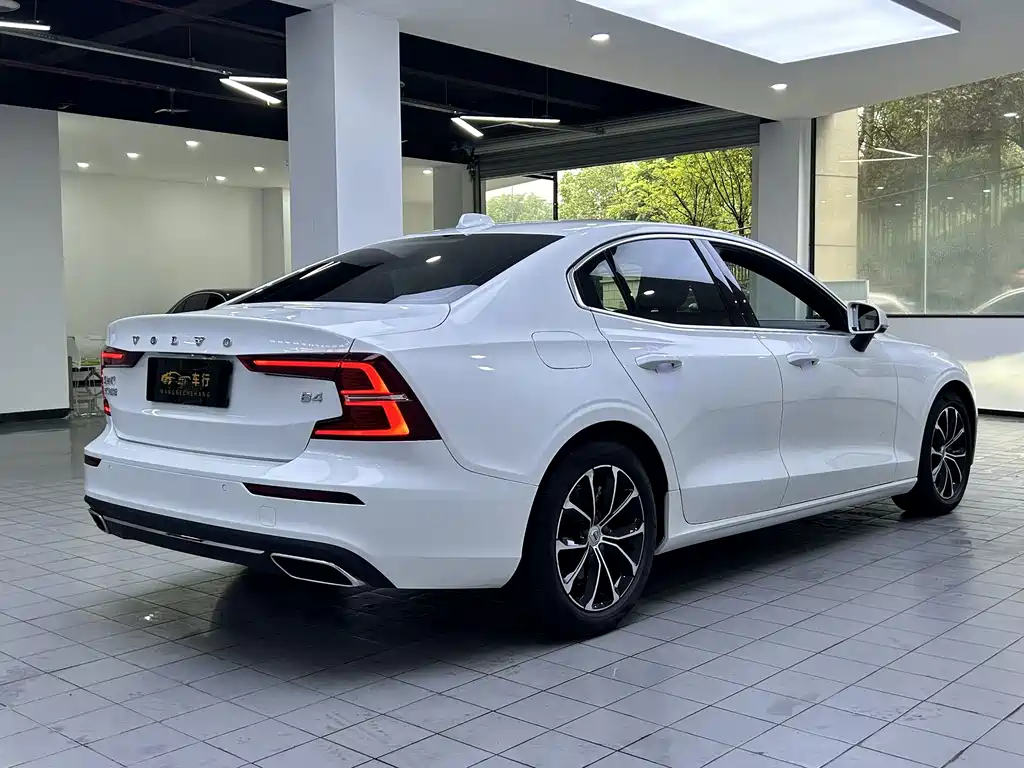 Volvo S60 2022 — фото 12