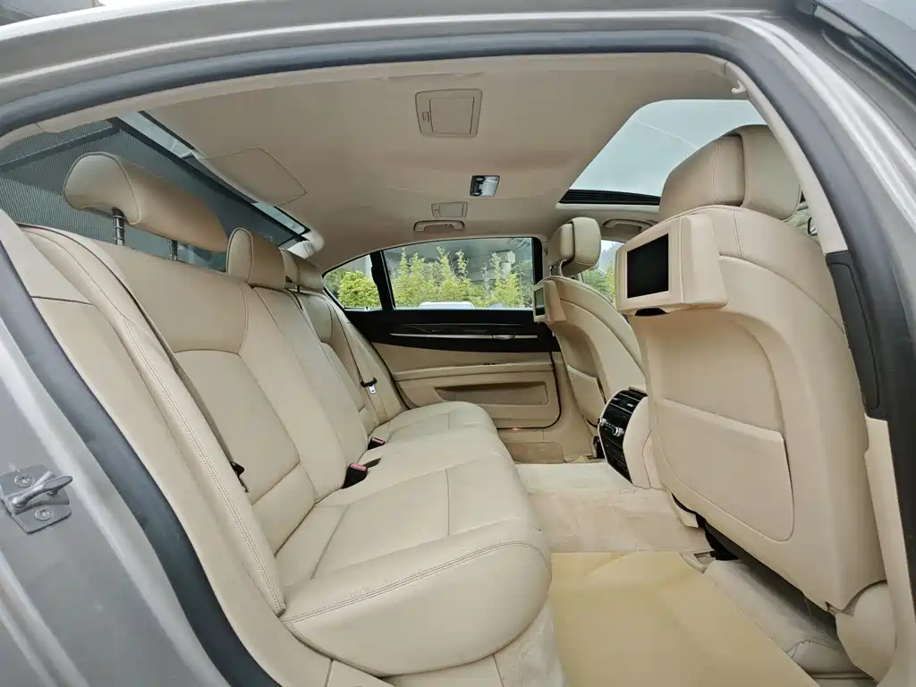 BMW 7 Series 2010 — фото 13