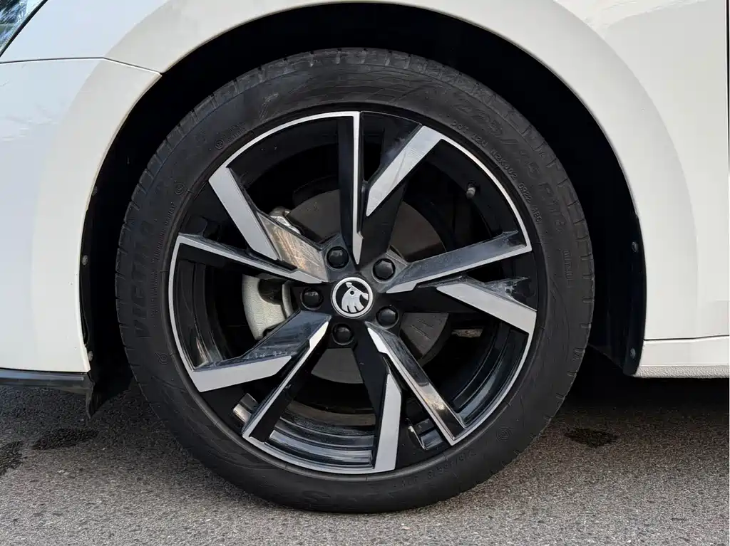 Skoda Octavia 2022 — фото 16