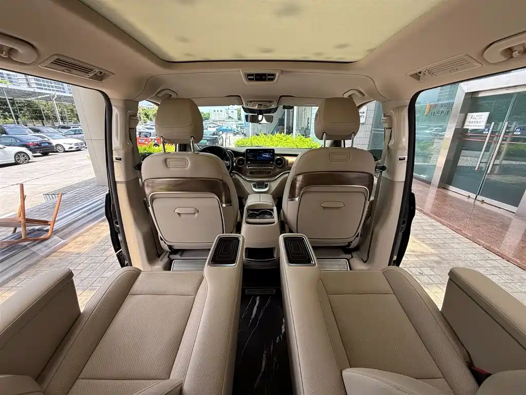 Mercedes-Benz V-Class 2023 — фото 30