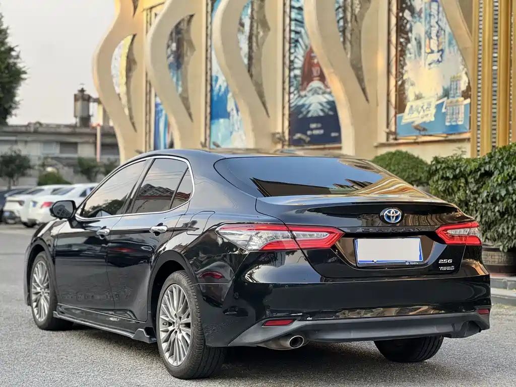 Toyota Camry 2019 — фото 14