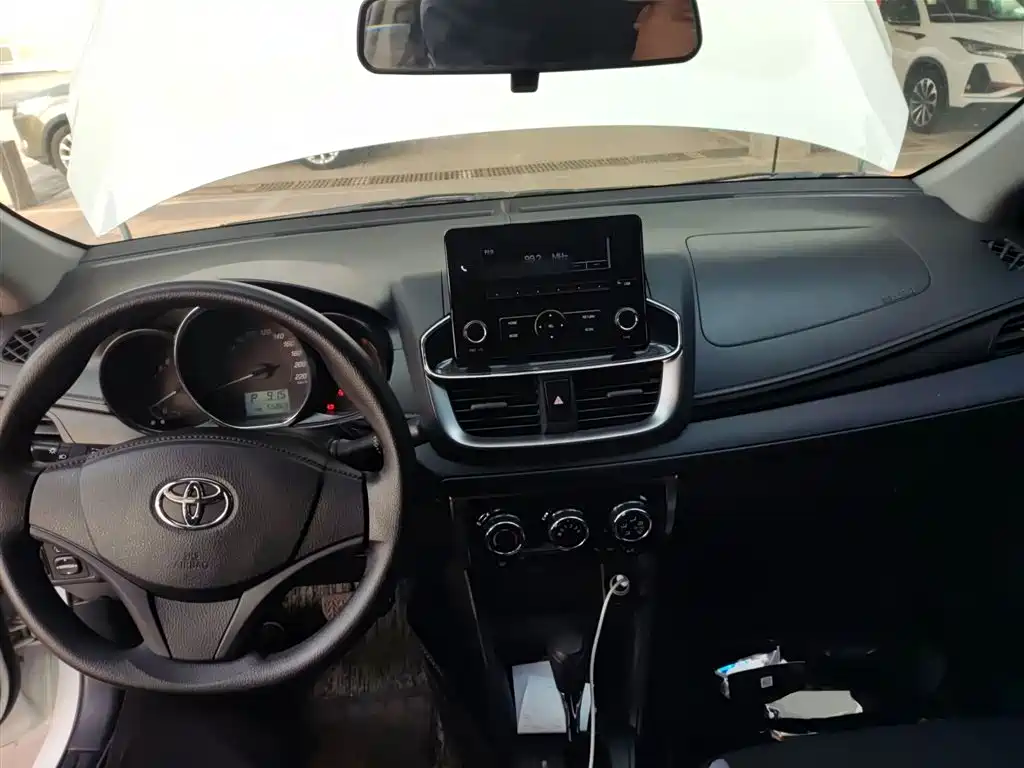 Toyota Yaris L 2021 — фото 10