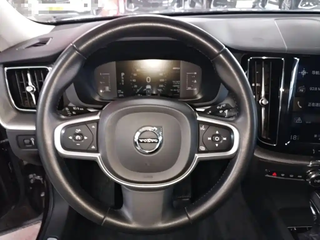 Volvo XC60 2018 — фото 11