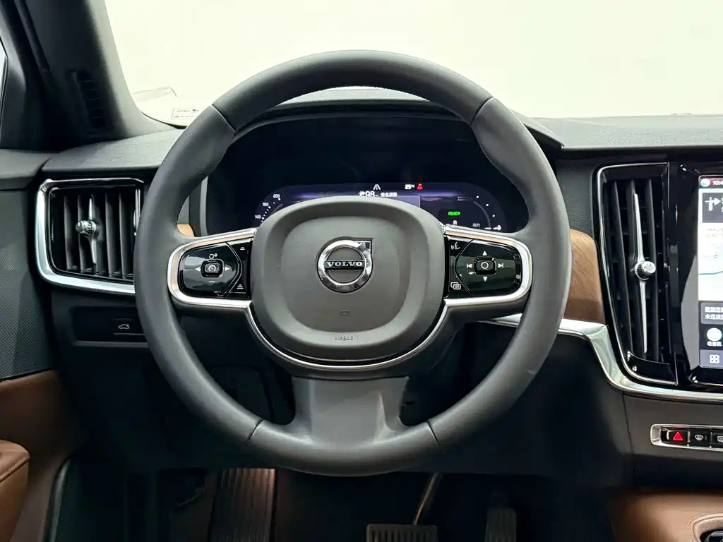 Volvo S90 Plug-In Hybrid 2023 — фото 6