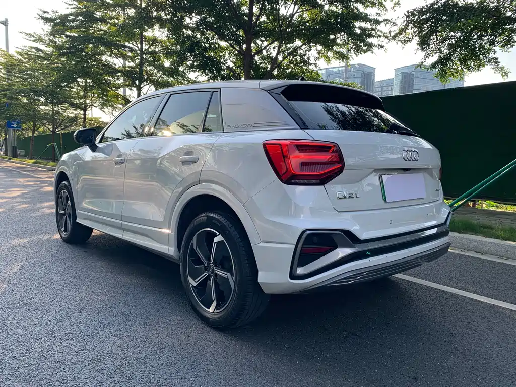 Audi Q2L e-tron 2022 — фото 6