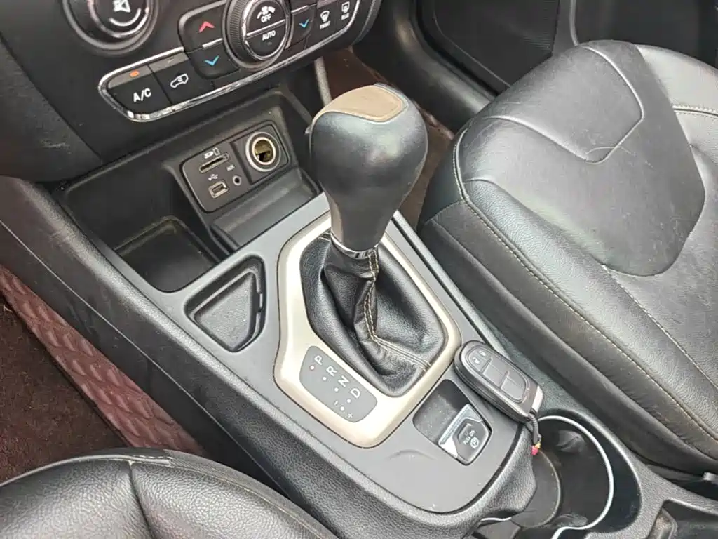 Jeep Cherokee 2017 — фото 14
