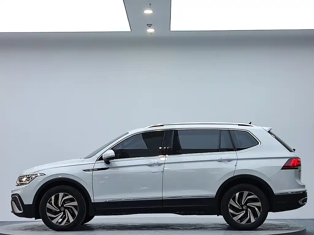 Volkswagen Tiguan L 2023 — фото 5