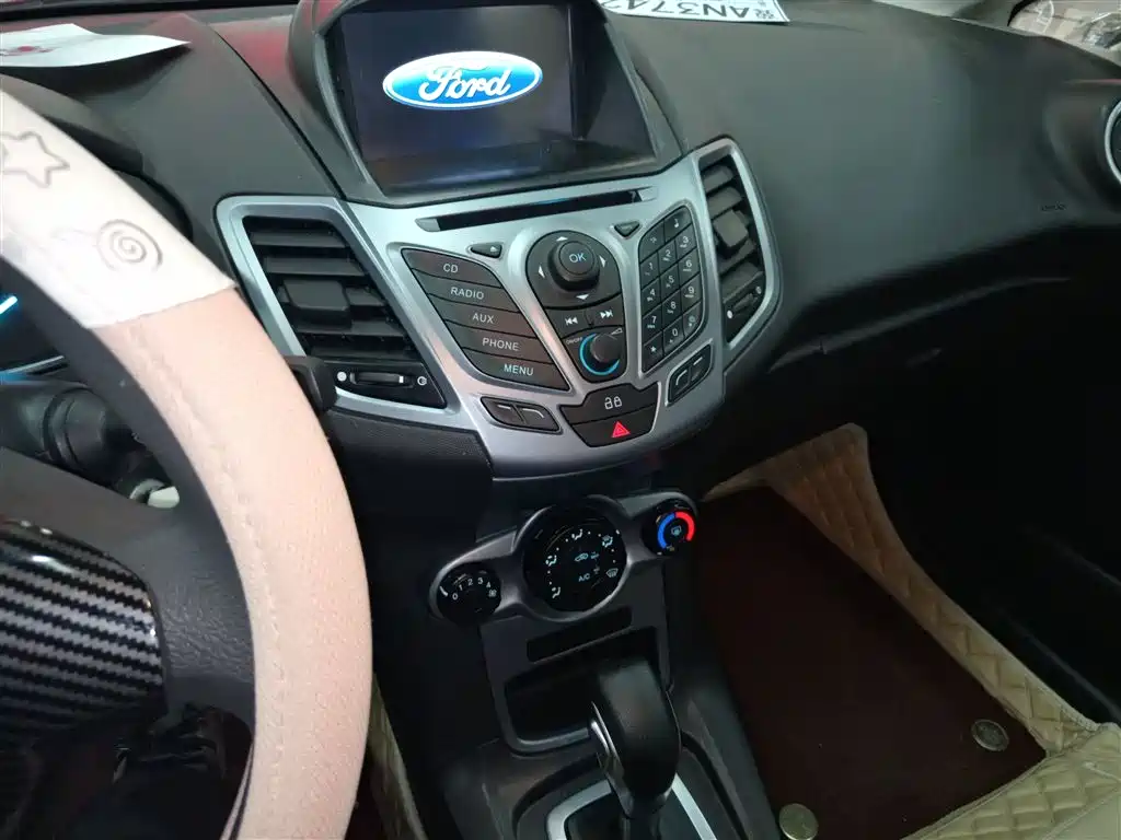 Ford Fiesta 2015 — фото 13