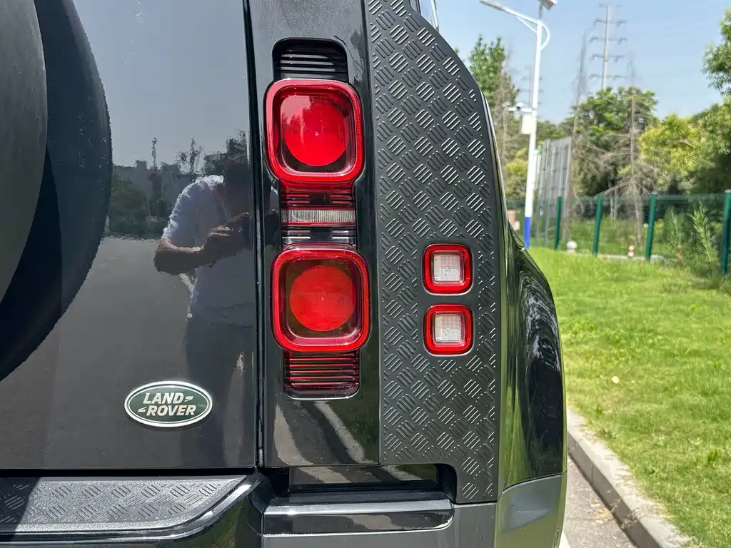 Land Rover Defender 2021 — фото 19