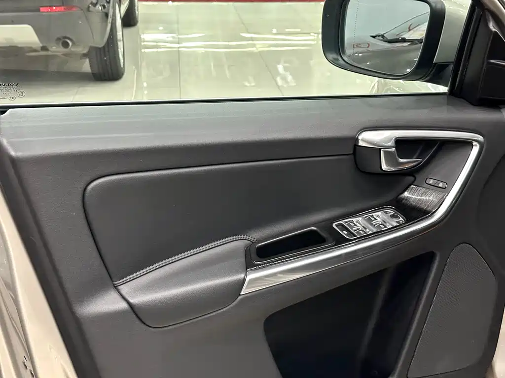 Volvo XC60 2017 — фото 16