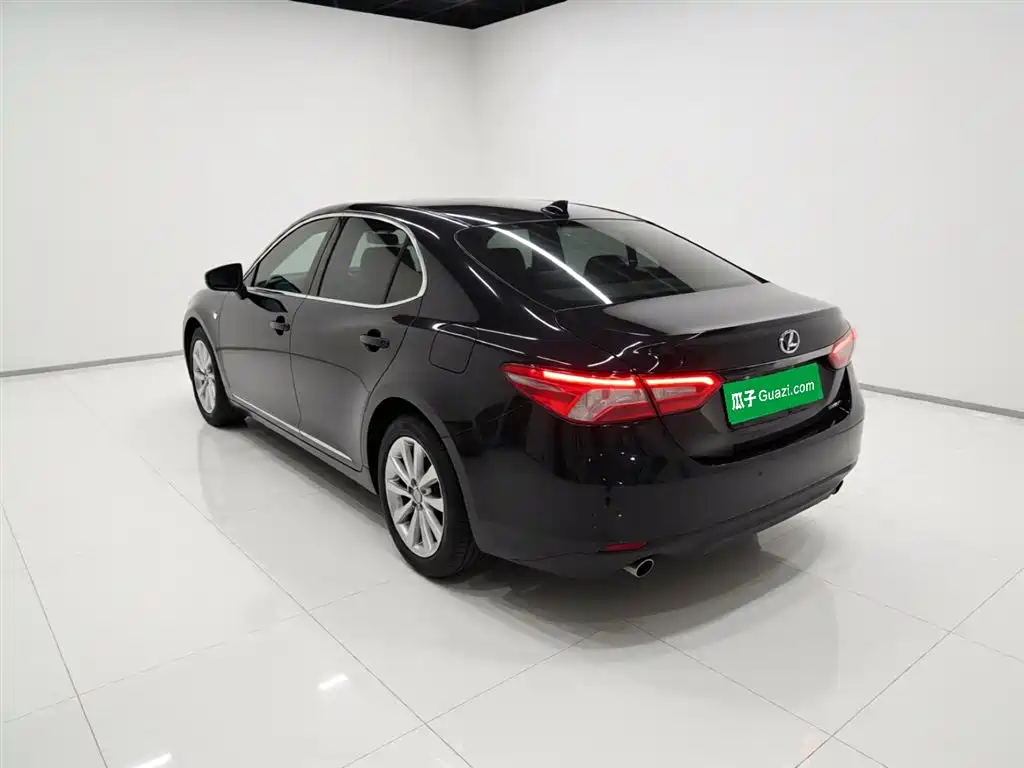 Toyota Camry 2023 — фото 5