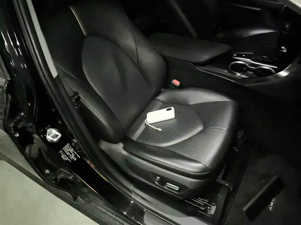 Toyota Camry 2023 — фото 25