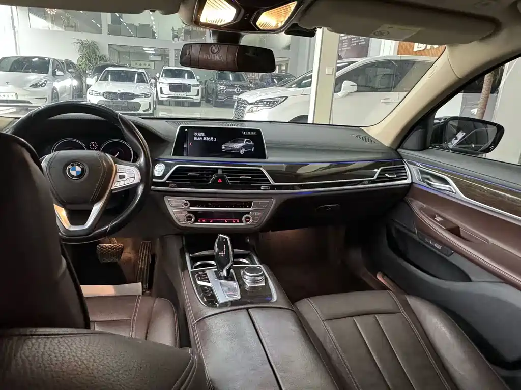 BMW 7 Series 2018 — фото 11