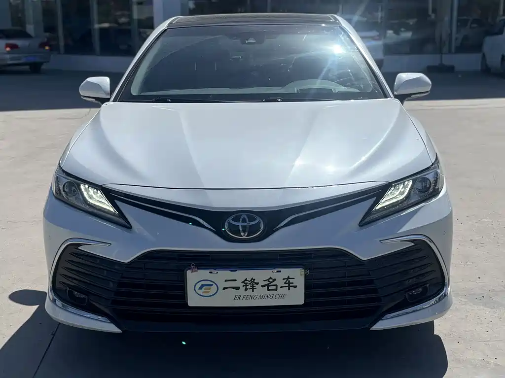 Toyota Camry 2022 — фото 2
