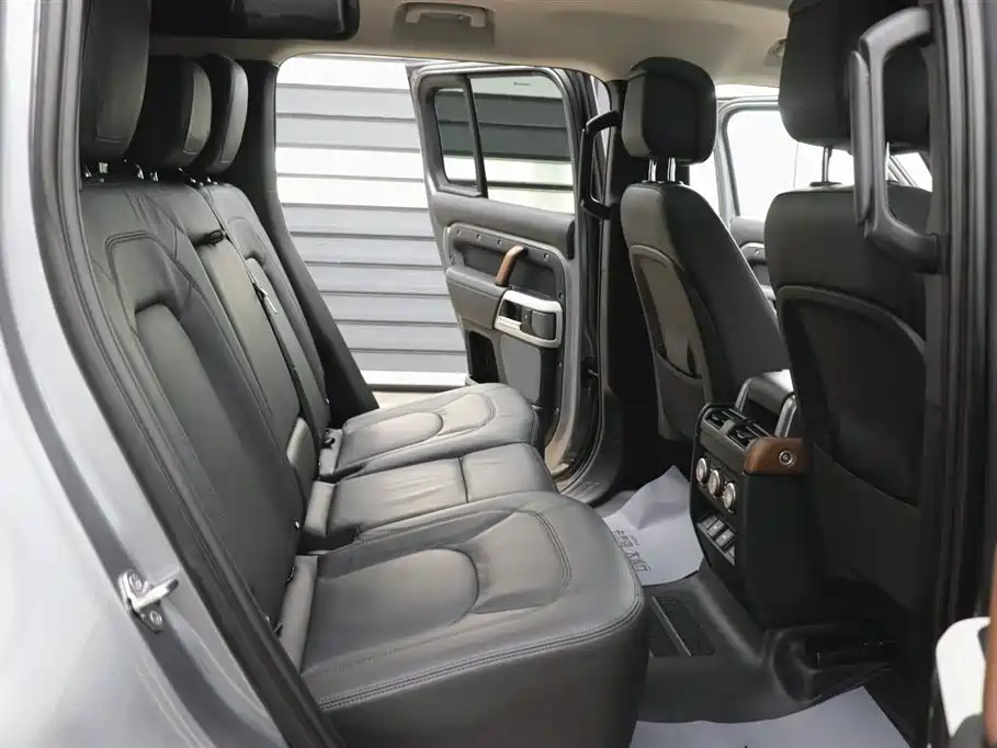 Land Rover Defender 2023 — фото 25